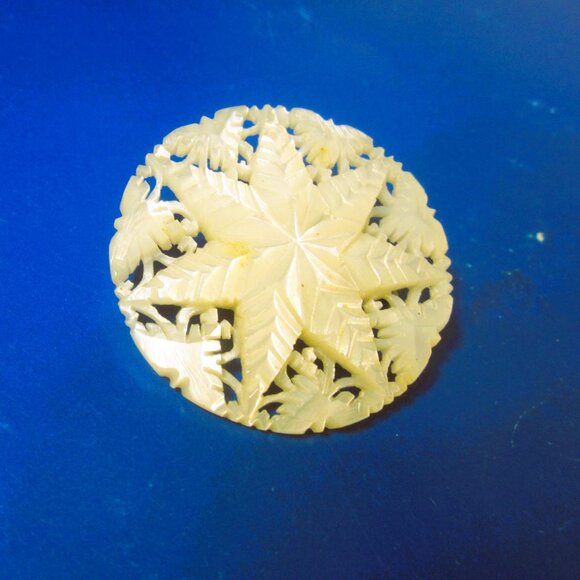 RARE VTG MOTHER OF PEARL CARVED SNOWFLAKE PIN/BROOCH - Picture 1 of 3